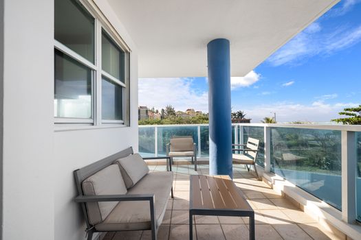Disfrute de su café de la mañana con impresionantes vistas al mar y una suave brisa en este balcón privado.