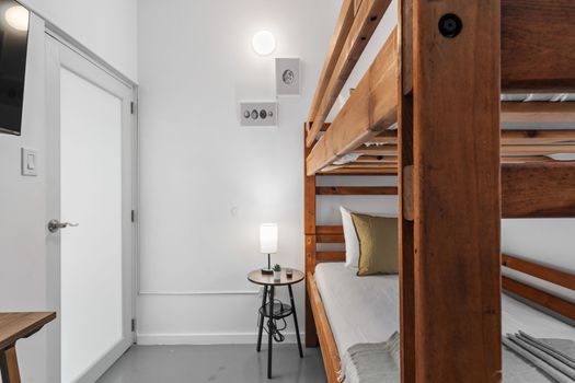 Descanse bien en nuestra habitación contemporánea que cuenta con una resistente litera de madera.