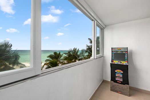 Classic Street Fighter arcade with beach views