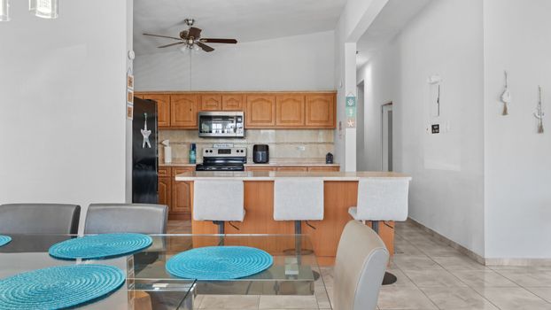 Sleek design, comfortable seating: Your perfect dining experience awaits.