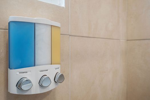 Ingrese a un oasis refrescante con nuestros elegantes dispensadores montados en la pared, que ofrecen una experiencia de ducha ordenada con artículos esenciales de calidad.