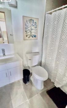 Clean & Inviting: Discover a spotless and well-appointed bathroom, featuring plush towels and thoughtful amenities.