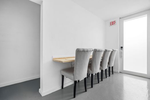 Ingrese a nuestro refugio minimalista, donde el diseño elegante se combina con la funcionalidad.
