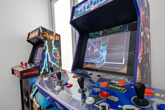 Nuestro espacio cuenta con juegos icónicos como Mortal Kombat II y Street Fighter, lo que garantiza diversión y entretenimiento sin fin durante tu estadía.