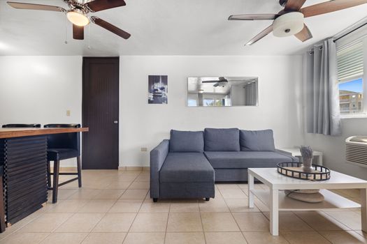 Descubre un espacio diseñado para el relax; Los tonos suaves y los elementos de diseño contemporáneo crean un aura acogedora en nuestra sala de estar.