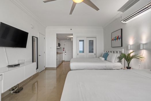 Indulge in this expansive oceanfront studio with ample sleeping space and direct access to breathtaking ocean panoramas.