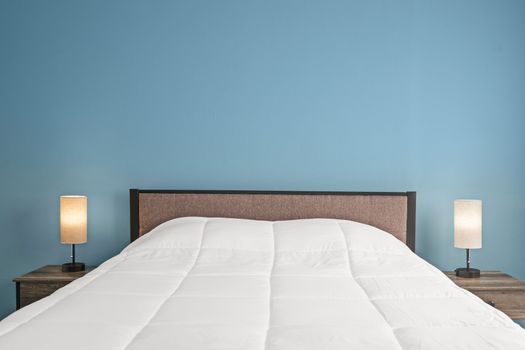 Duerma con estilo en nuestro sereno dormitorio, adornado con impecables sábanas blancas y frente a relajantes paredes azules.