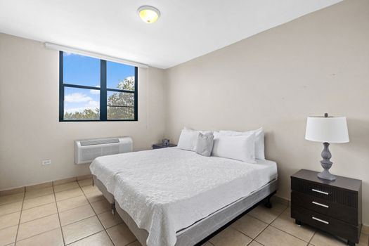 Bright and airy bedroom featuring a comfortable double bed and crisp, clean linens for a restful stay.
