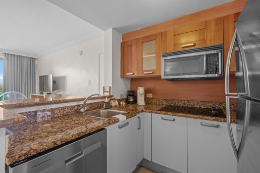 All you need for a comfortable stay. From the queen bed to the dining table and the functional kitchenette, this studio maximizes space for a complete guest experience.