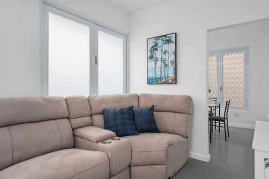 Esta sala de estar está diseñada para la relajación y cuenta con comodidades modernas.