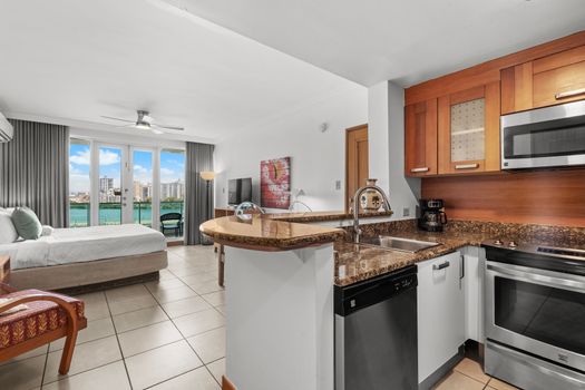 Modern studio with a full kitchen and stunning lagoon views, perfect for self-catering and relaxation.