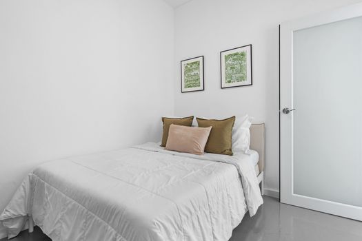 Ingrese a un espacio sereno donde el confort moderno se combina con el diseño minimalista.