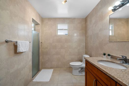 Spacious bathroom with big vanity area