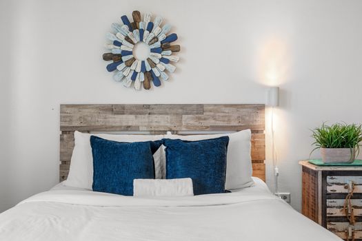 Spacious and inviting, this studio-style room features two comfortable beds, a cozy dining/work area, and stunning views of the ocean, perfect for both relaxation and productivity.