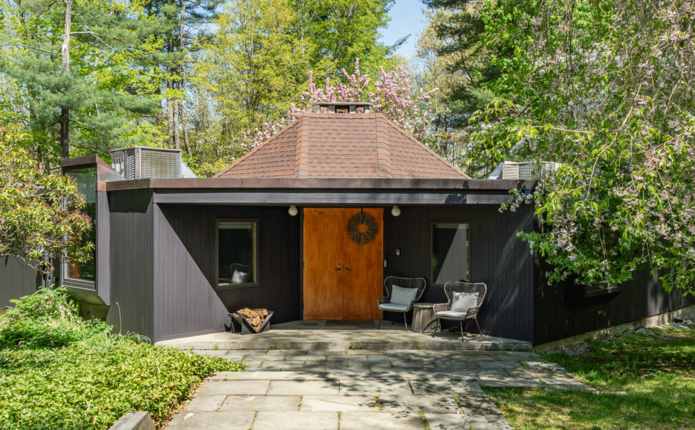 Mid-Century Seclusion: An Architectural Marvel Main Image