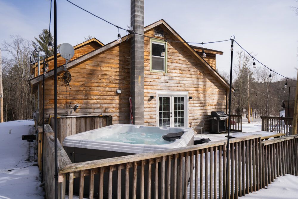 Cozy Chalet With Hot Tub, Minutes To The Slopes Main Image
