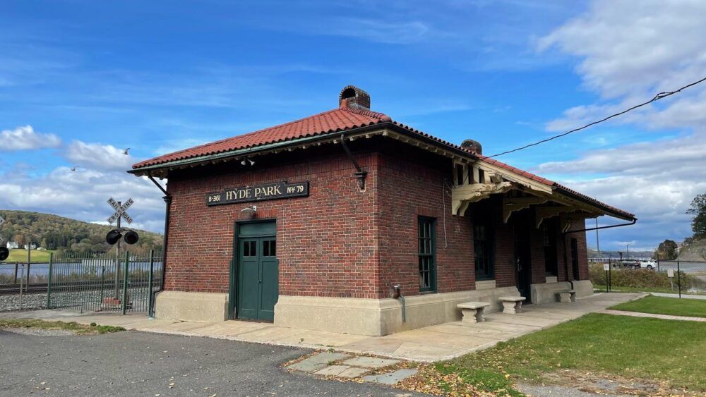 Hyde Park Station Image