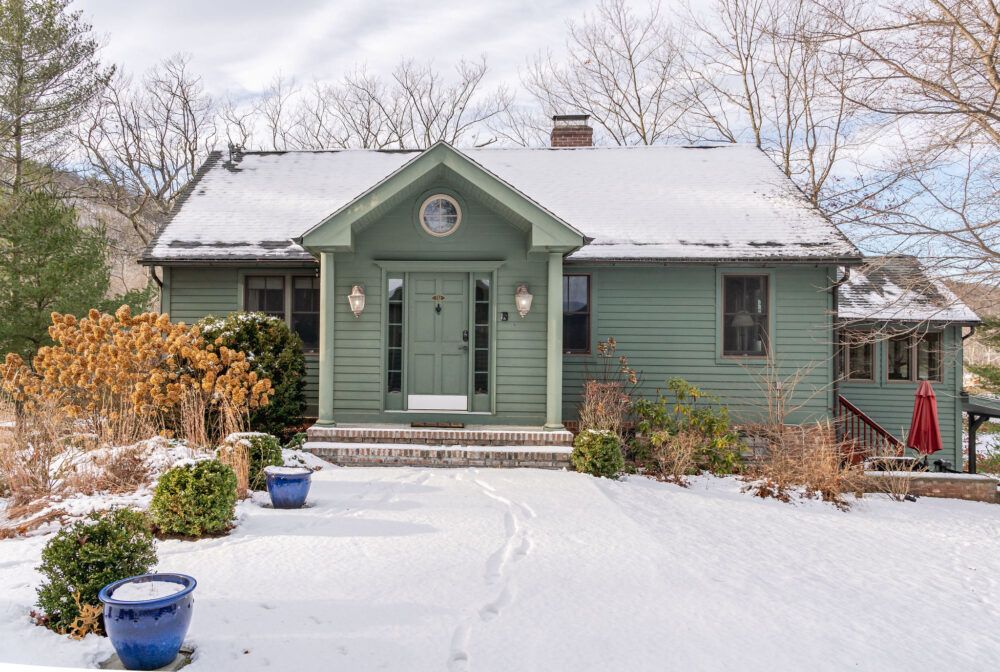 Home Sweet Hudson: Serene Lakefront Getaway Main Image