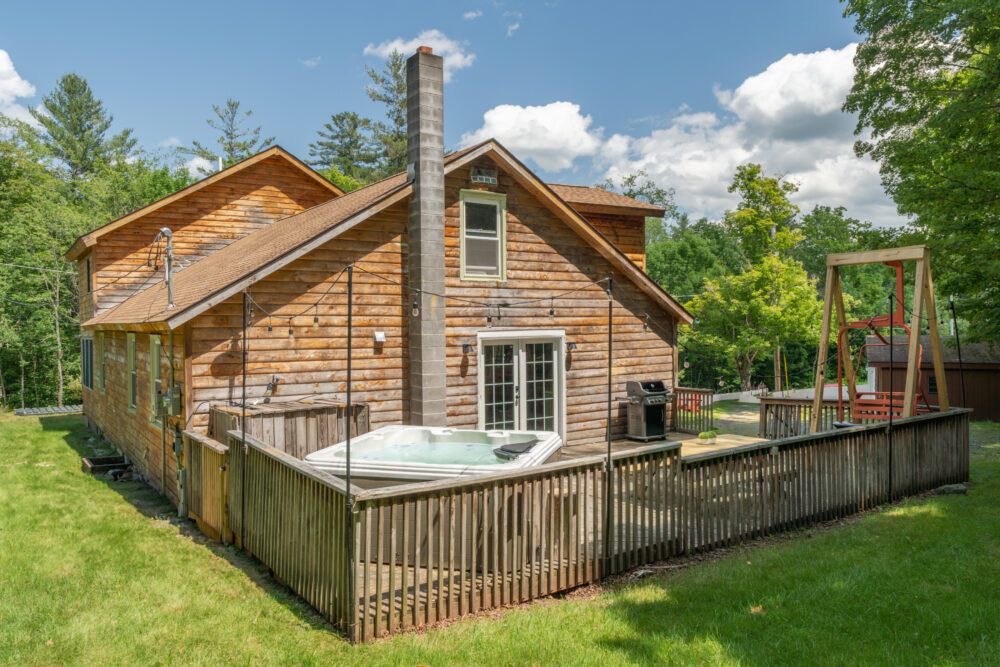 Cozy Chalet With Hot Tub, Minutes To The Slopes Main Image