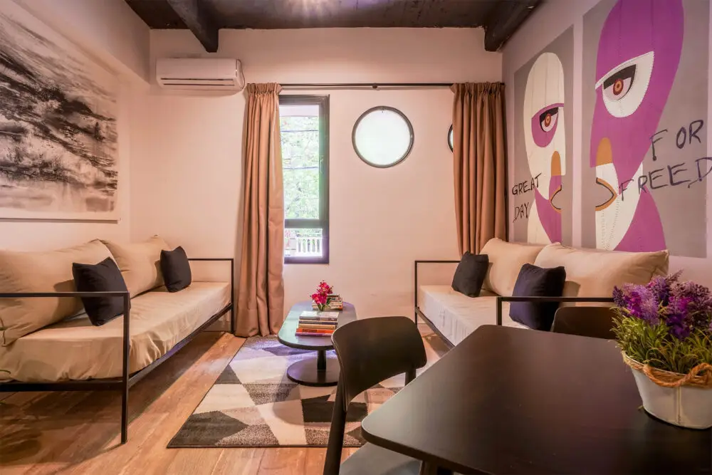 Chic Haus E Main Image