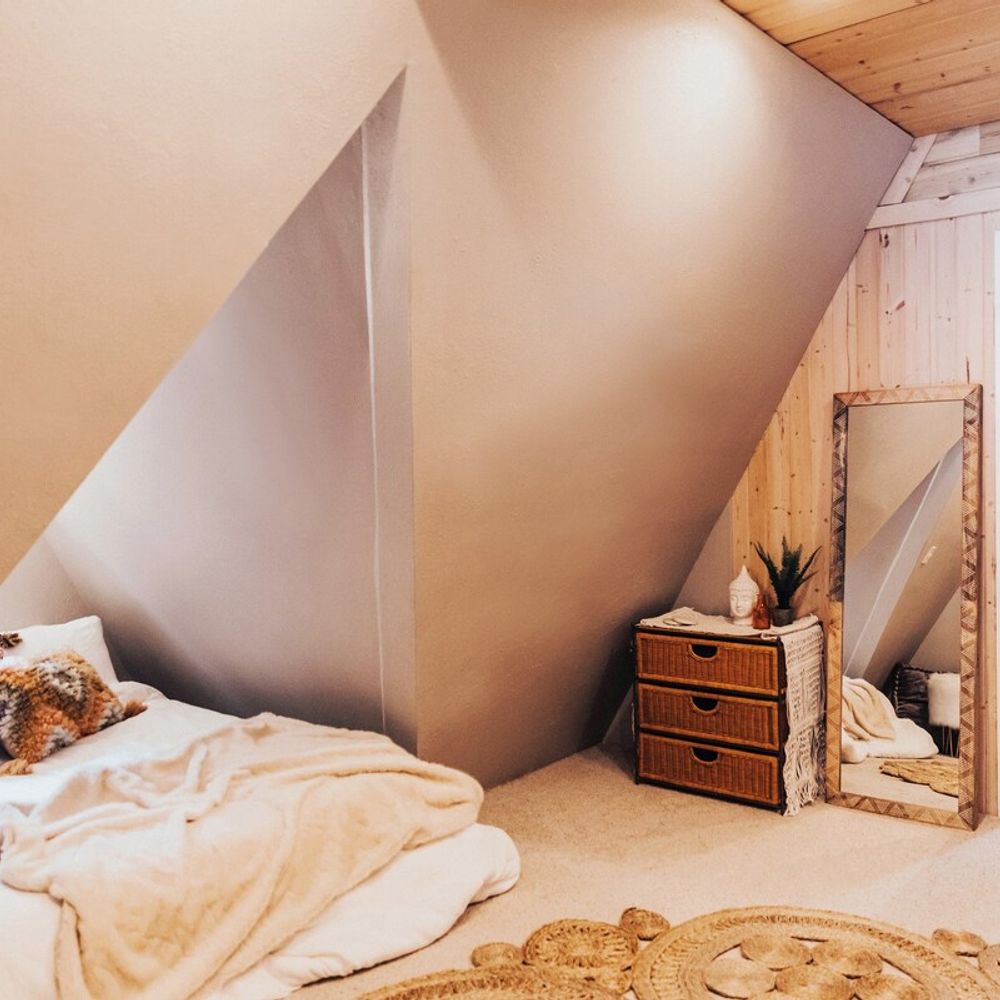 Drawers for guests, a view into the bathroom and a clothes rack to the right