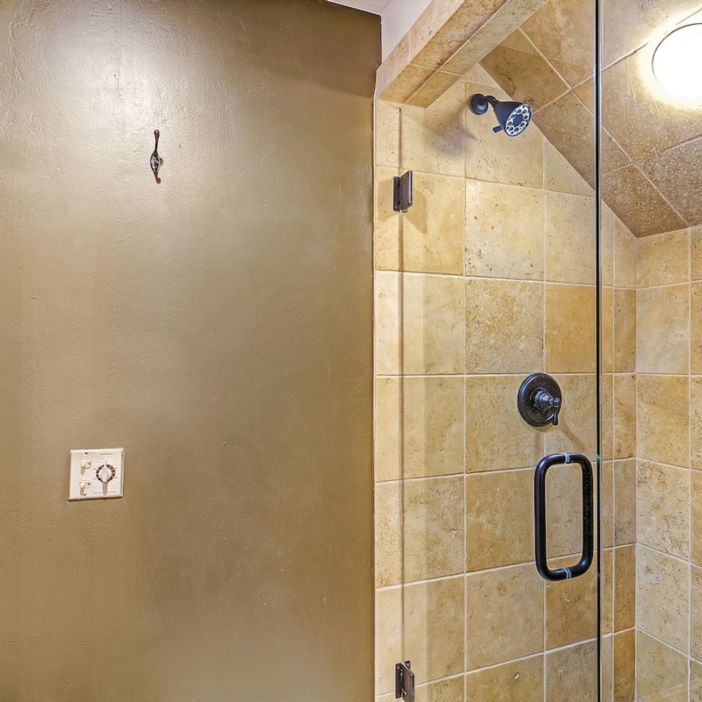 Primary en suite bathroom also has a walk-in shower