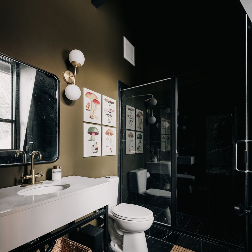 Primary en suite bathroom