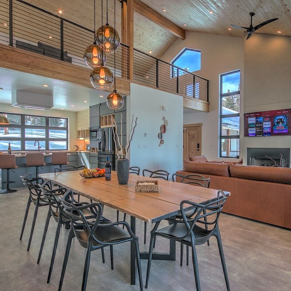 Main level (the fireplace is out of order)