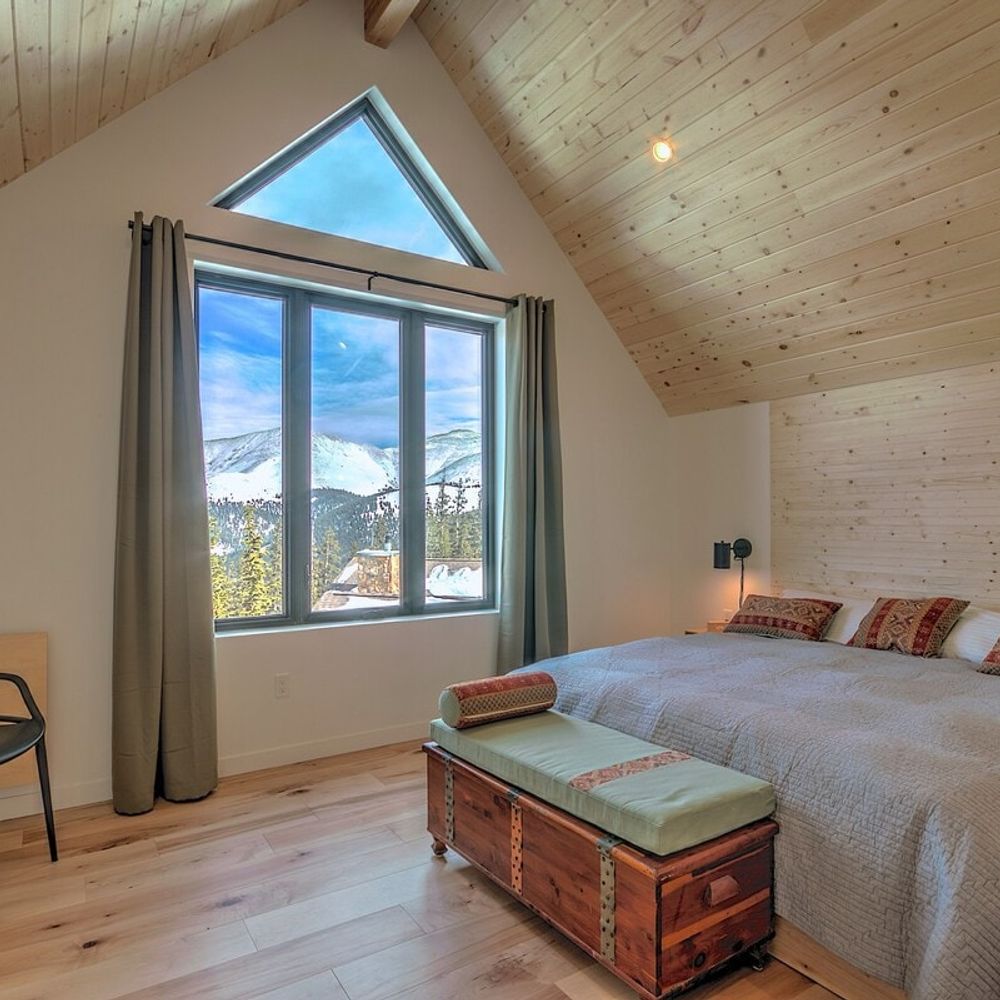 Bedroom 4 with king bed