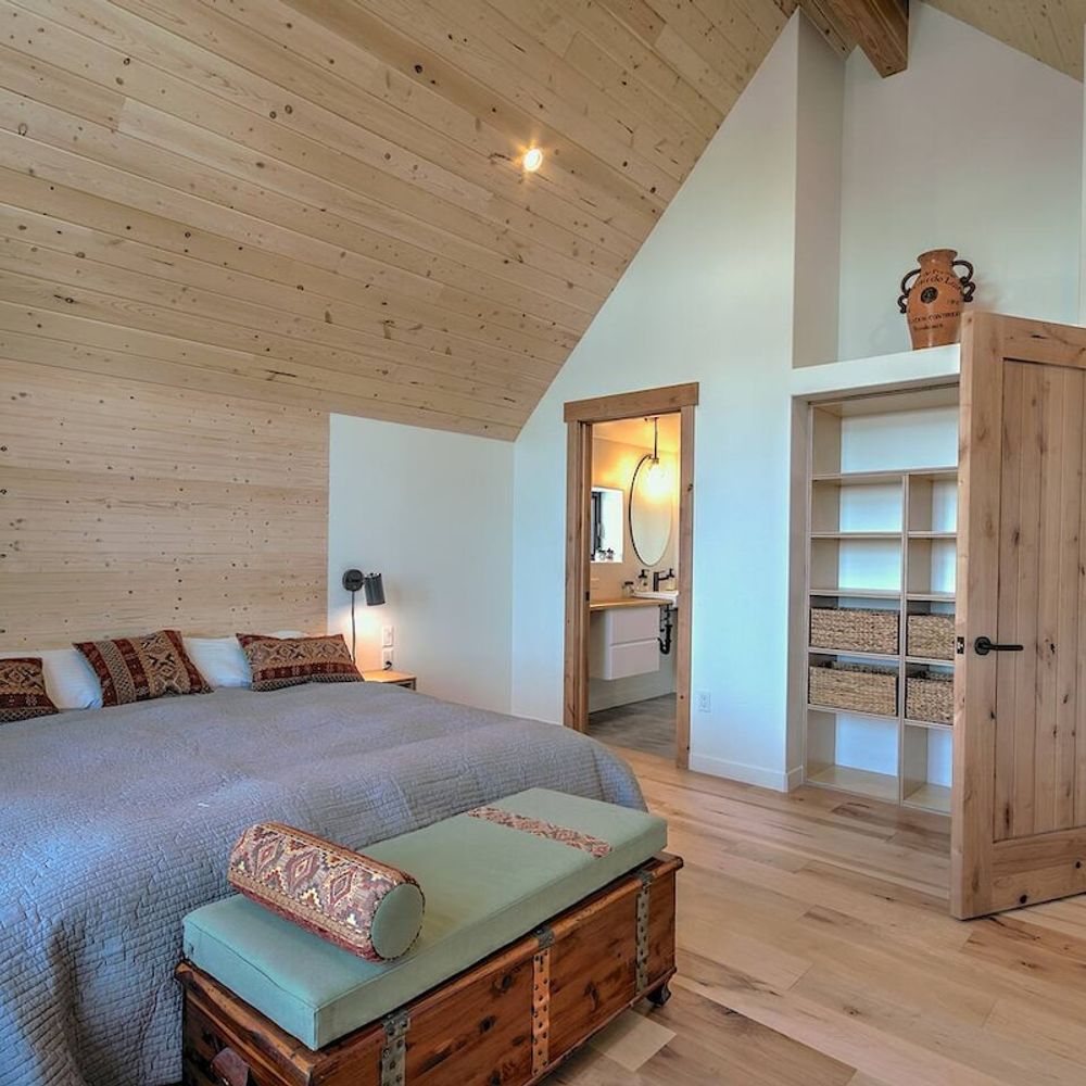 King bed in bedroom 4