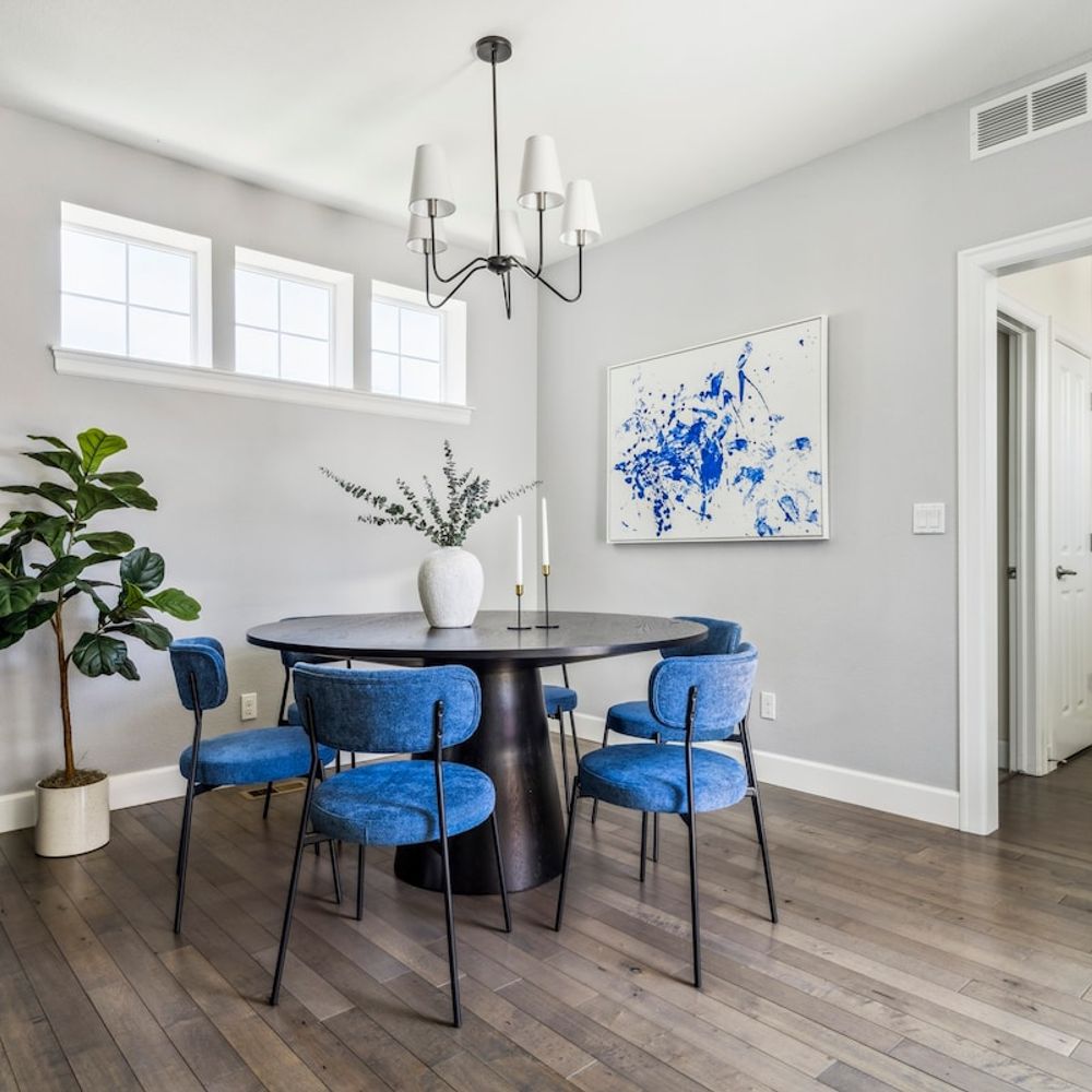 Dining area seats 6