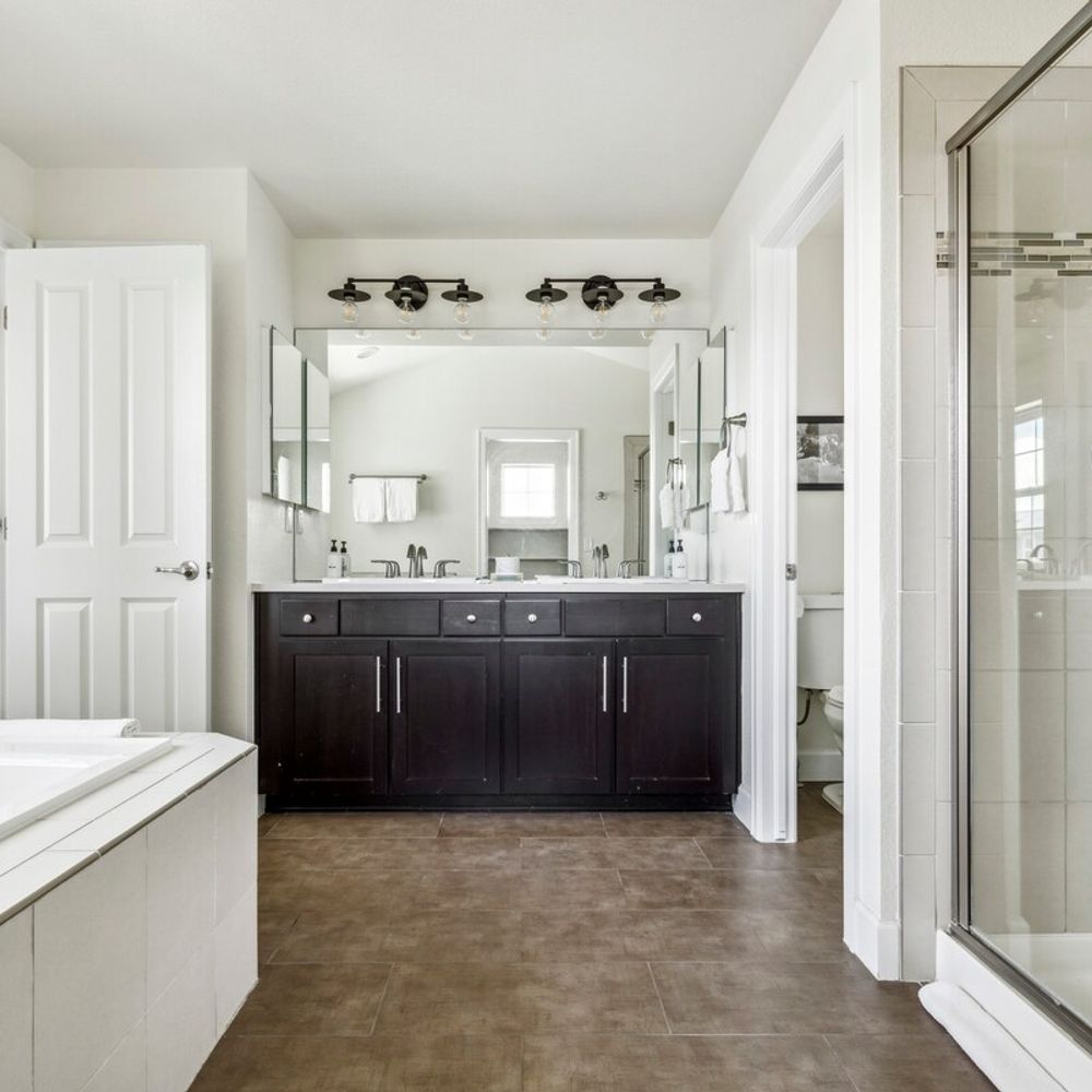 Primary en suite bathroom