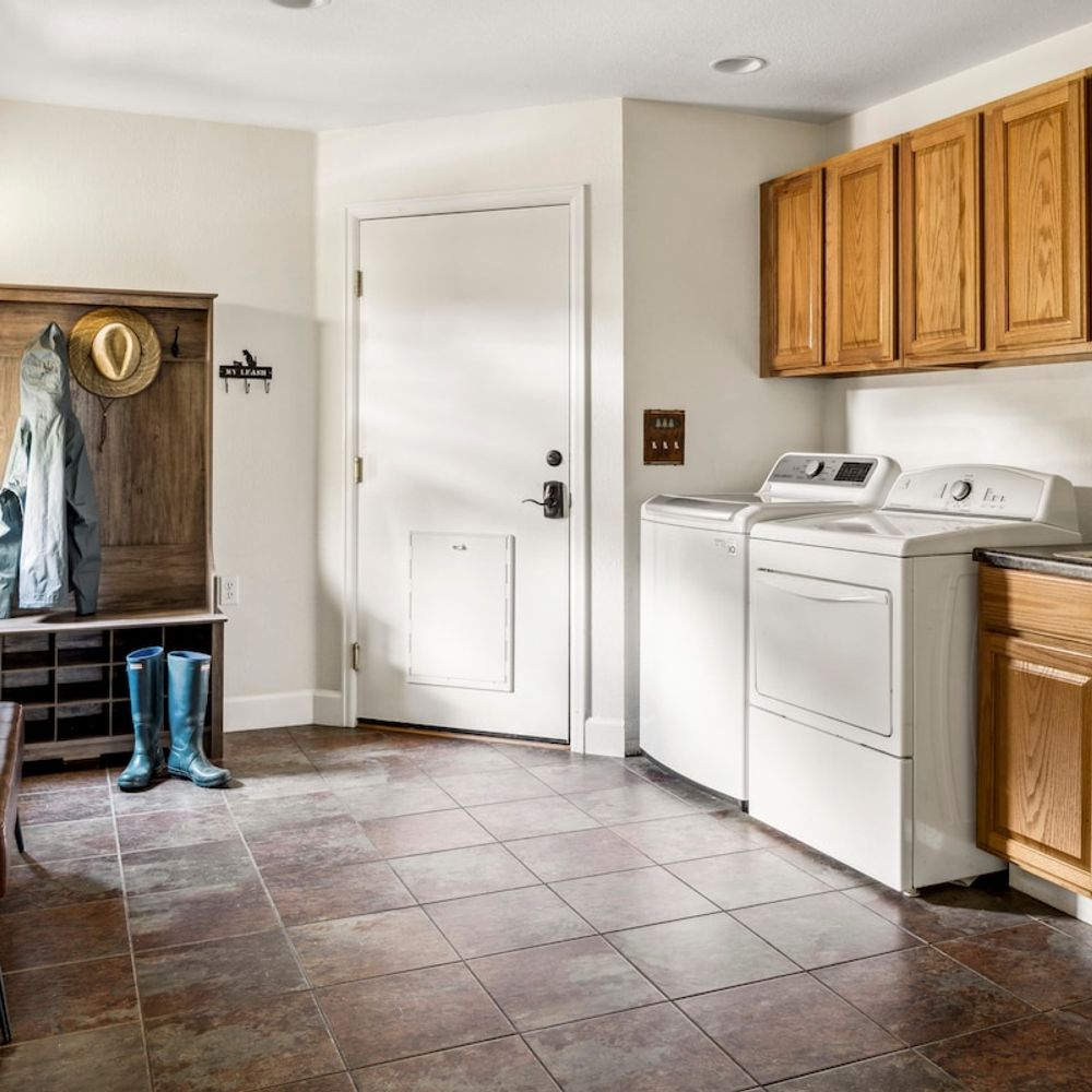 Interior garage entry and laundry room
