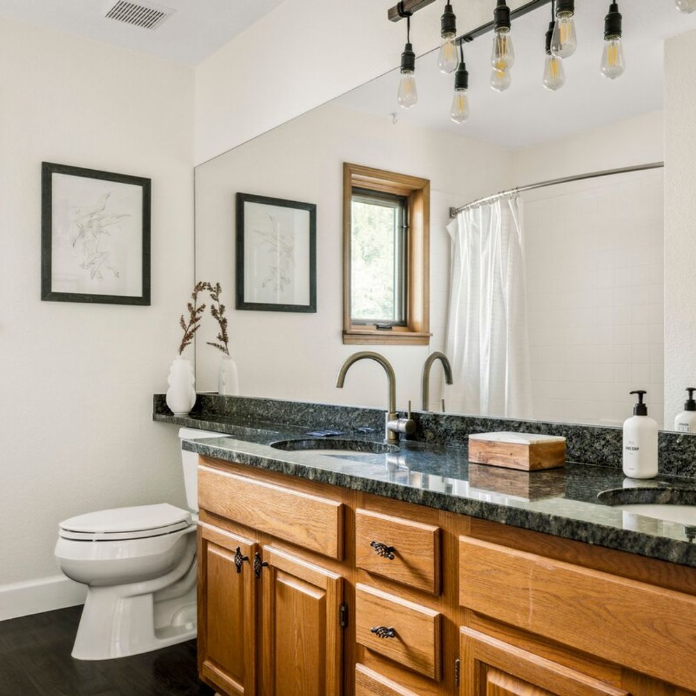 Full bathroom 2 upstairs