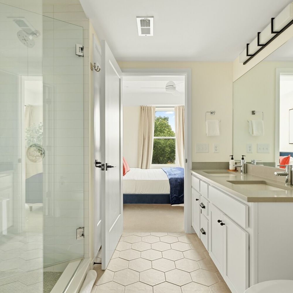 Primary en suite bathroom