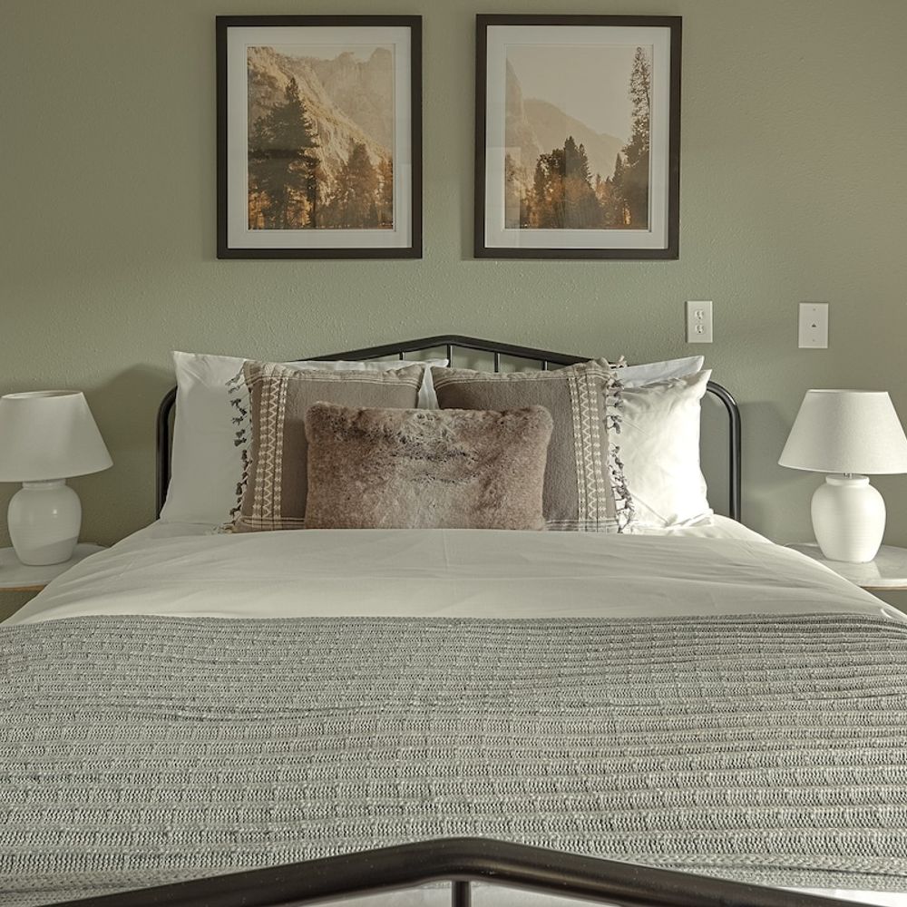 Queen bed in bedroom 3