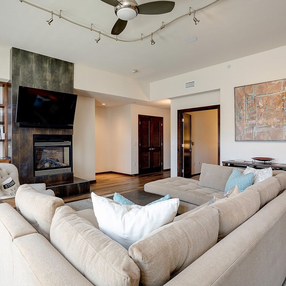 Living area with SmartTV (Please note that the fireplace is turned off April - November.)