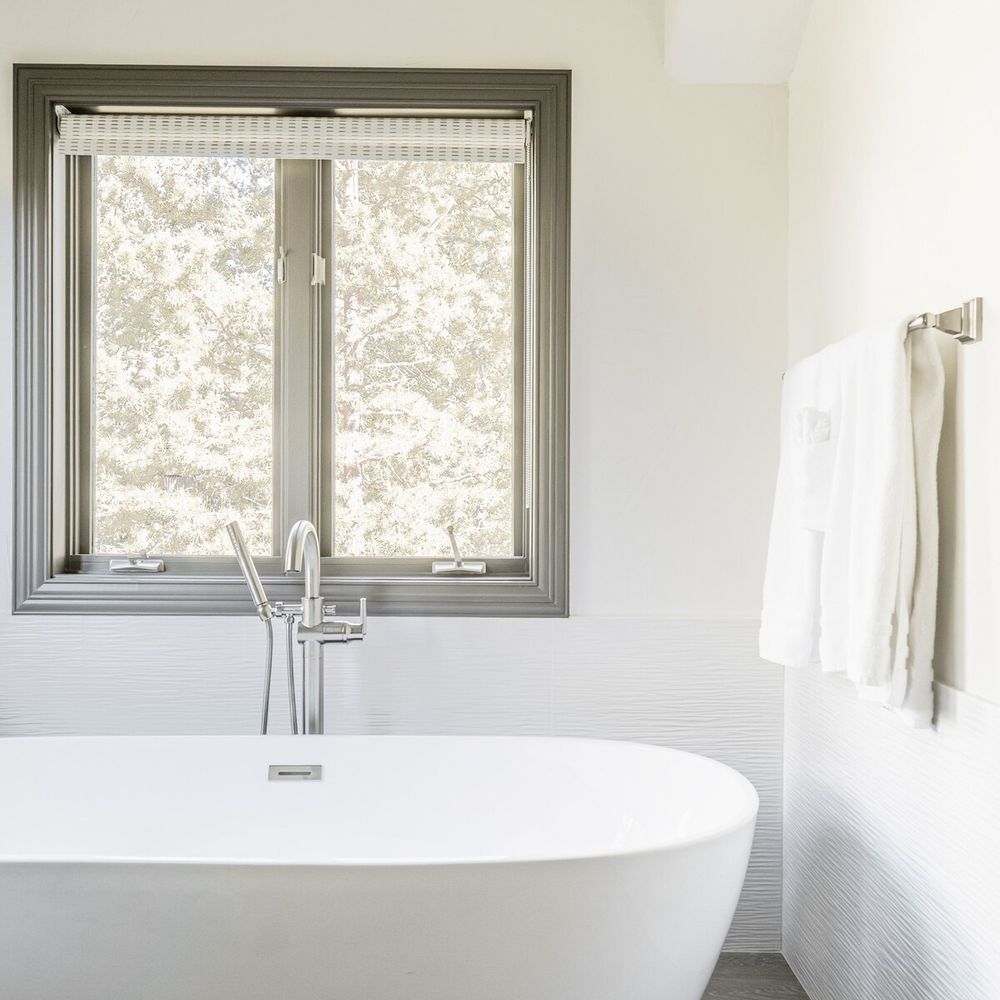 Bathtub in bedroom 1 en suite bathroom
