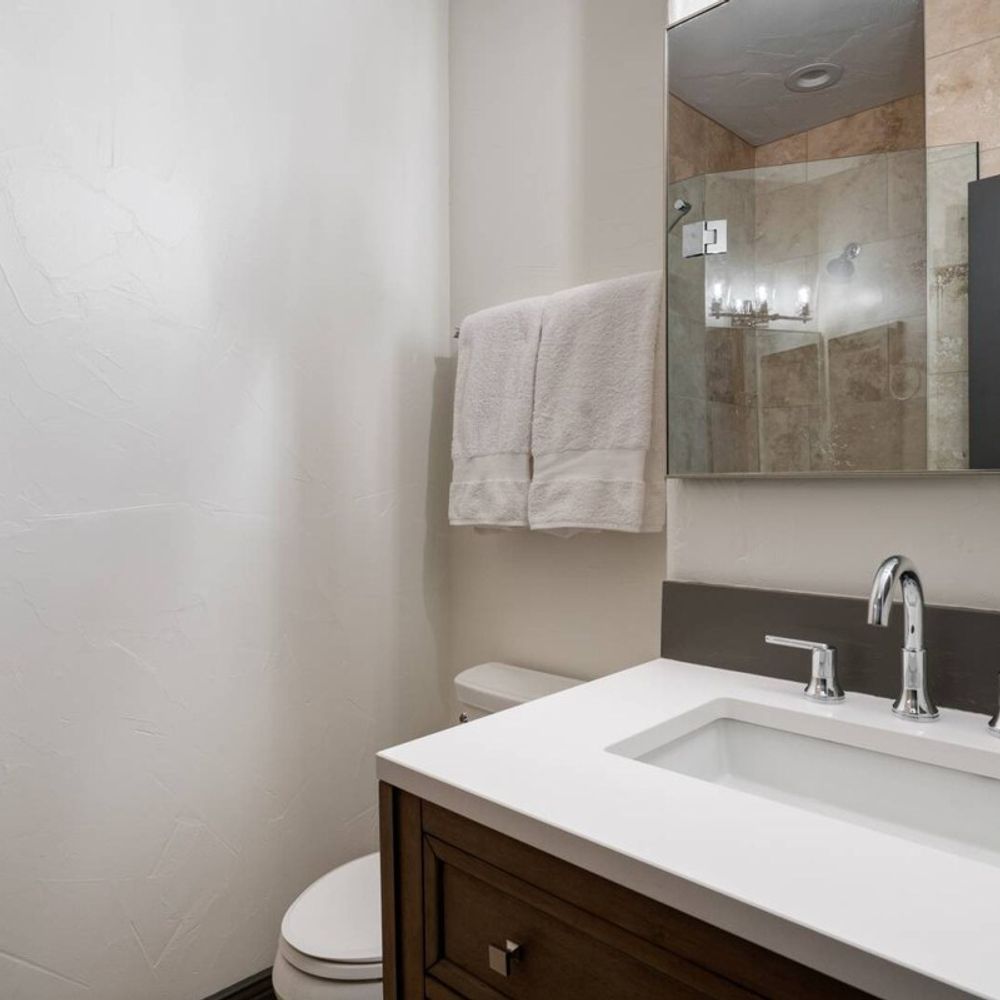 Bedroom 4 en suite bath