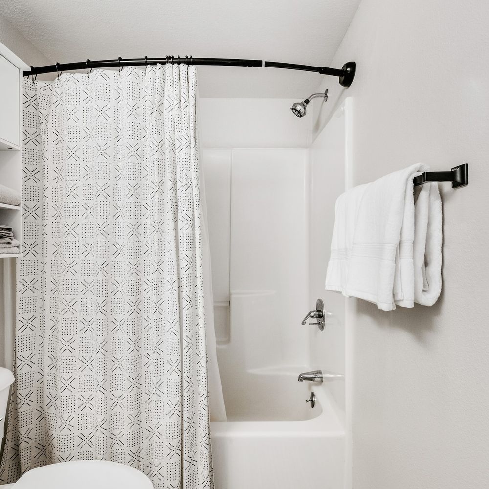 Shower/tub combo in full bathroom