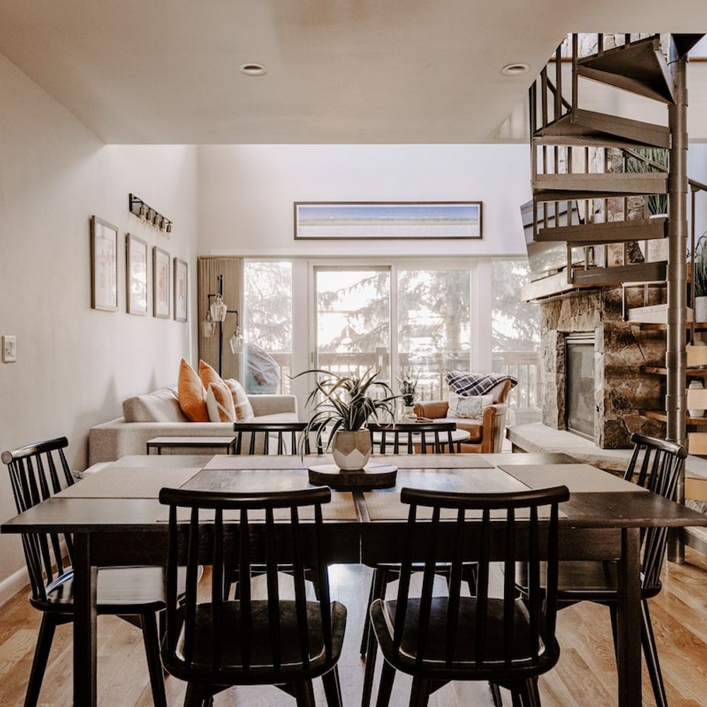 Dining area seats 6