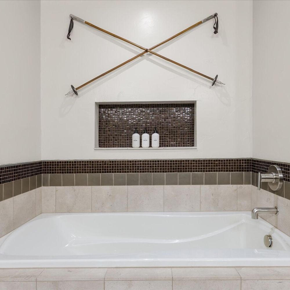Primary en suite bathroom with soaking tub
