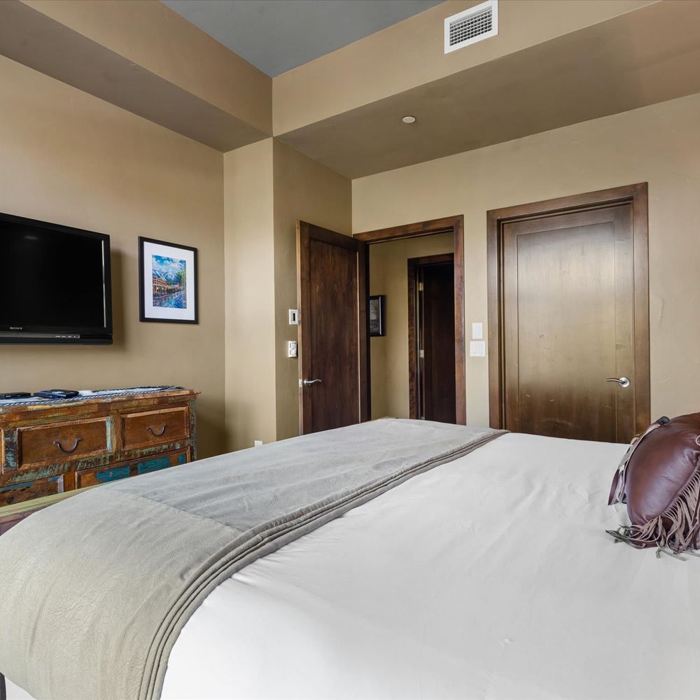 Bedroom 2 with King bed