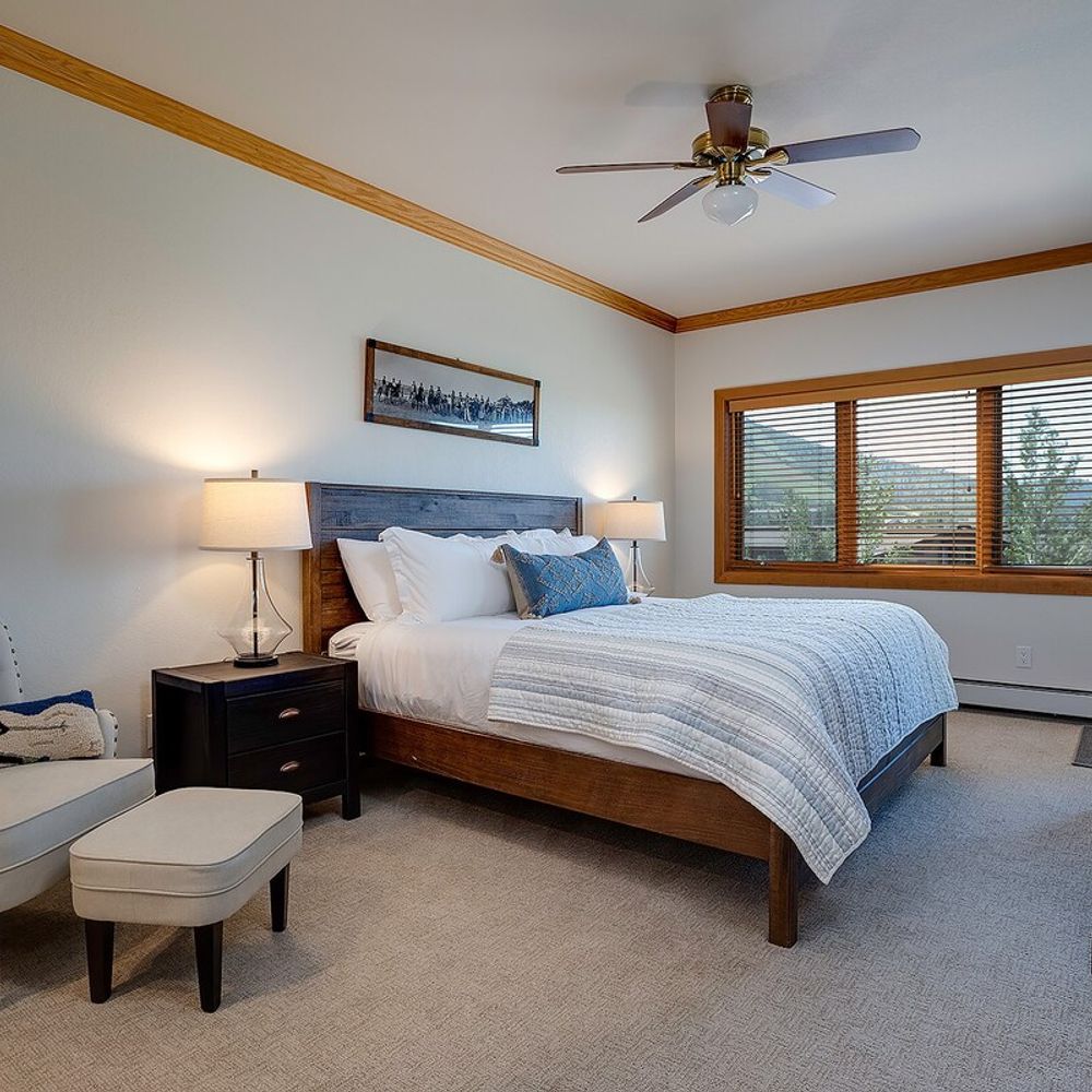 Bedroom 1 - King bed