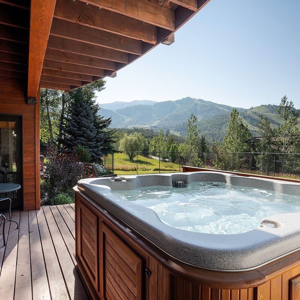 Hot tub on lower level balcony