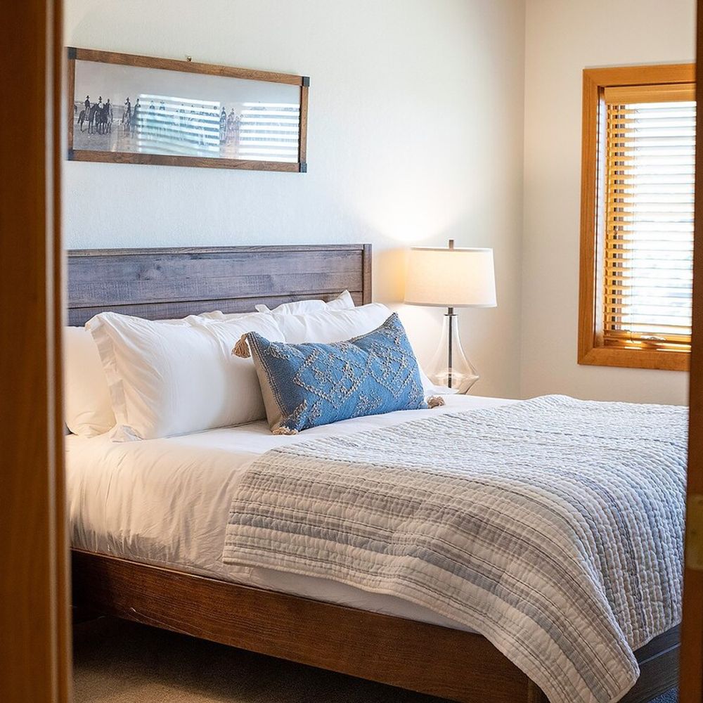 Bedroom 1 - King bed