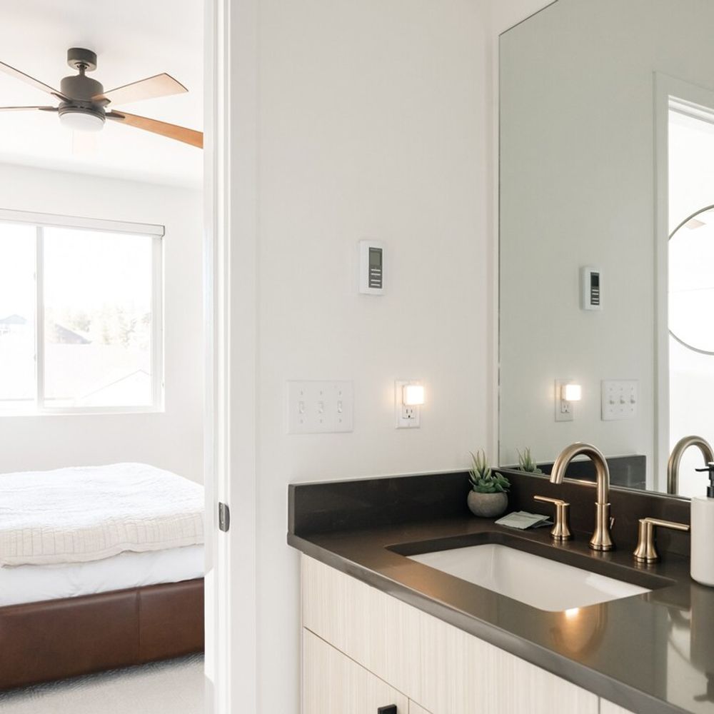 Primary bedroom's private full ensuite bathroom