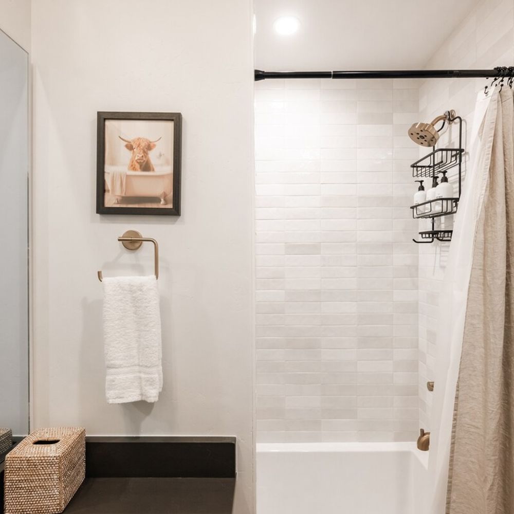Full bathroom 2 with tub/shower combo