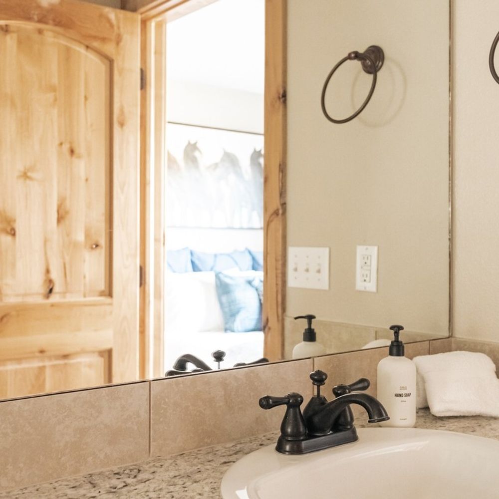 Primary bedroom's full ensuite bathroom