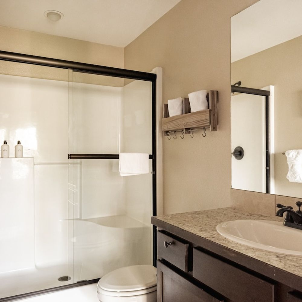 Full ensuite primary bathroom